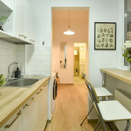 Cozy Nest - 1br In The Center Apartmán